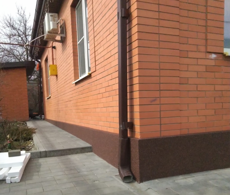 Выполняем работы по утеплению и отделке цоколя дома