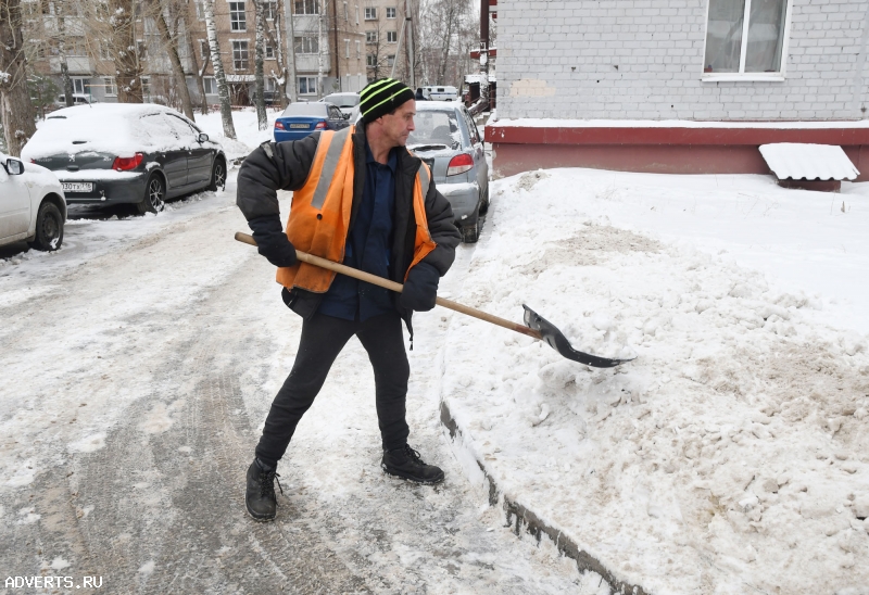 Уборка снега и льда вручную