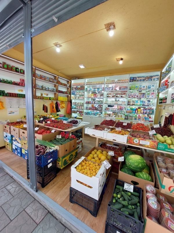 Продавец фрукты овощи