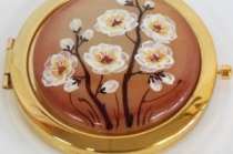 Красивый и полезный сувенир Зеркальце из селенита Яблоня, ручная роспись