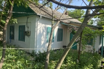 Продается в городе Старым Крыму в районе Водохранилища дом из 2х долей, с хорошим земельным участком.