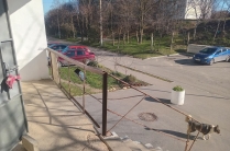 В благоустроенном гaзифицирoвaннoм поceлкe c pазвитой инфрaструктуpой, 10 минут езды до море, продается 2 комнатная квартира(чешской планировки )