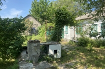 Продается в городе Старым Крыму в районе Водохранилища дом из 2х долей, с хорошим земельным участком.